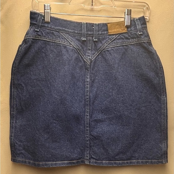 LEE JUNIOR’S VINTAGE DARK WASH DENIM SKIRT FRINT ZIPPER MADE IN USA
SIZE 13 - Picture 3 of 10